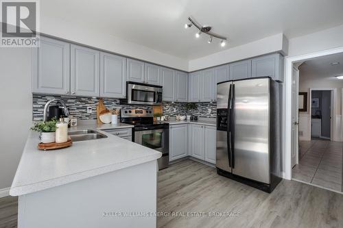 15 Orr Court, Clarington (Bowmanville), ON - Indoor Photo Showing Kitchen With Double Sink With Upgraded Kitchen