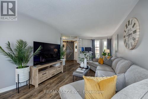 106 West Side Drive, Clarington (Bowmanville), ON - Indoor Photo Showing Living Room