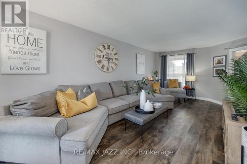 106 West Side Drive, Clarington (Bowmanville), ON - Indoor Photo Showing Living Room