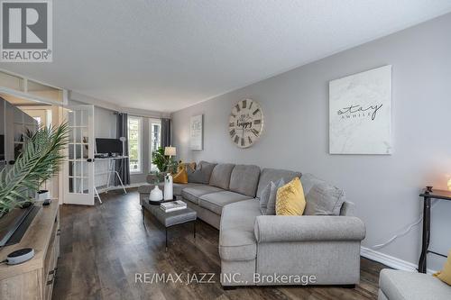 106 West Side Drive, Clarington (Bowmanville), ON - Indoor Photo Showing Living Room