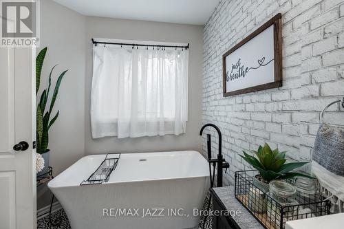 106 West Side Drive, Clarington (Bowmanville), ON - Indoor Photo Showing Bathroom