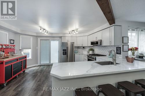 106 West Side Drive, Clarington (Bowmanville), ON - Indoor Photo Showing Kitchen With Upgraded Kitchen