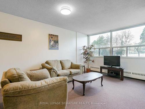 319-551 The West Mall, Toronto, ON - Indoor Photo Showing Living Room