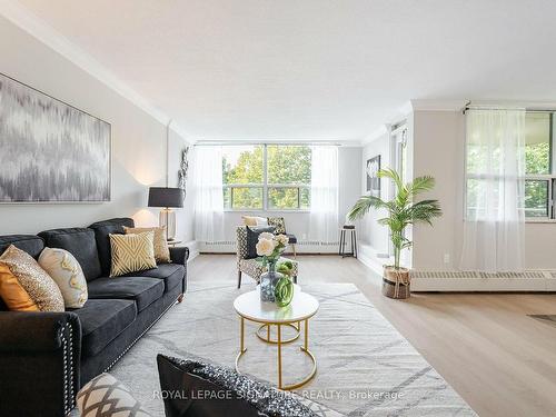 319-551 The West Mall, Toronto, ON - Indoor Photo Showing Living Room