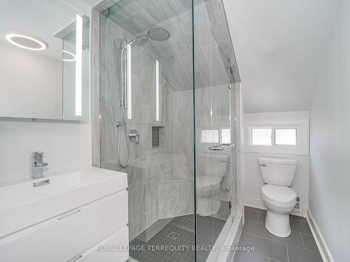 1243 Cannon St E, Hamilton, ON - Indoor Photo Showing Bathroom