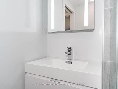 1243 Cannon St E, Hamilton, ON - Indoor Photo Showing Bathroom