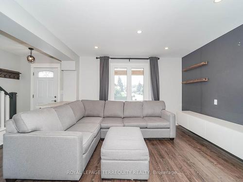 1243 Cannon St E, Hamilton, ON - Indoor Photo Showing Living Room