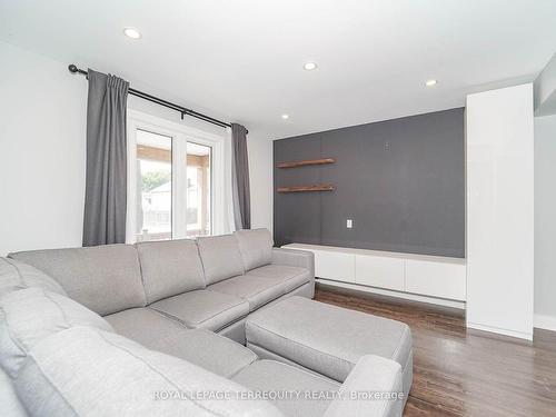 1243 Cannon St E, Hamilton, ON - Indoor Photo Showing Living Room