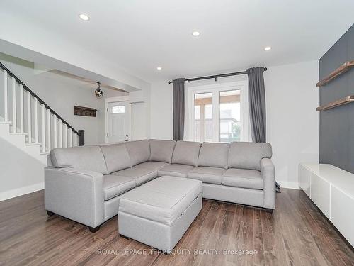 1243 Cannon St E, Hamilton, ON - Indoor Photo Showing Living Room