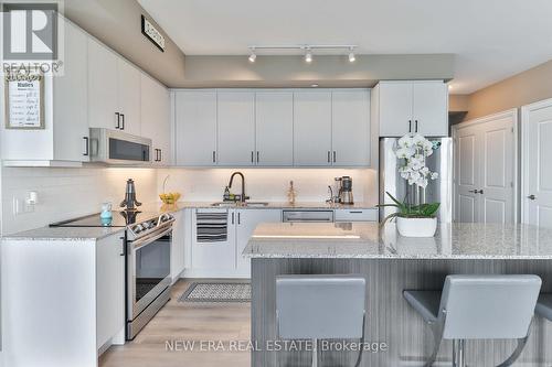 1207 - 20 Gatineau Drive, Vaughan, ON - Indoor Photo Showing Kitchen With Stainless Steel Kitchen With Upgraded Kitchen