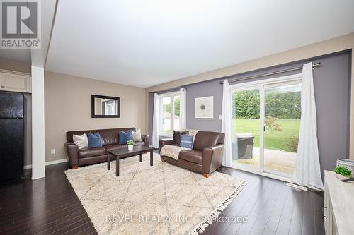 8811 Silverstar Court, Niagara Falls, ON - Indoor Photo Showing Living Room