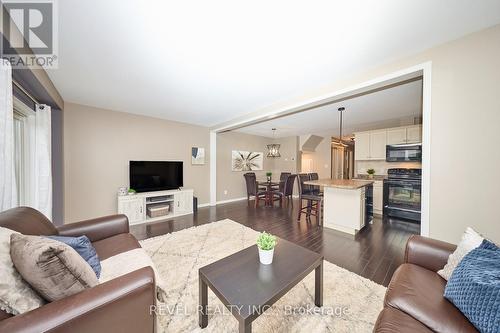 8811 Silverstar Court, Niagara Falls, ON - Indoor Photo Showing Living Room