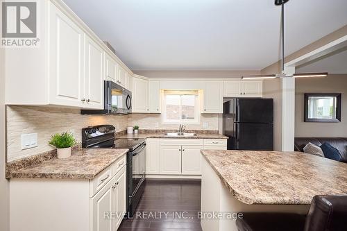 8811 Silverstar Court, Niagara Falls, ON - Indoor Photo Showing Kitchen