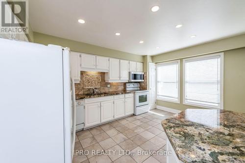 352 Simonston Boulevard, Markham (German Mills), ON - Indoor Photo Showing Kitchen