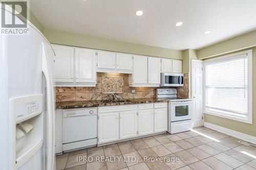 352 Simonston Boulevard, Markham (German Mills), ON - Indoor Photo Showing Kitchen