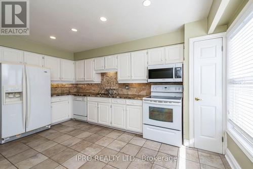 352 Simonston Boulevard, Markham (German Mills), ON - Indoor Photo Showing Kitchen