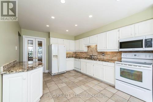 352 Simonston Boulevard, Markham (German Mills), ON - Indoor Photo Showing Kitchen