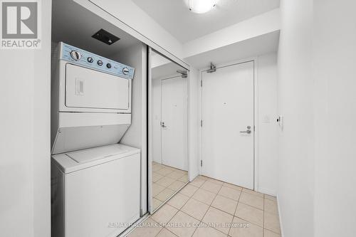 419 - 215 Fort York Boulevard, Toronto (Waterfront Communities), ON - Indoor Photo Showing Laundry Room