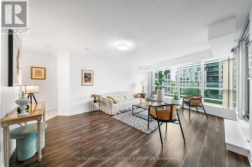 419 - 215 Fort York Boulevard, Toronto (Waterfront Communities), ON - Indoor Photo Showing Living Room