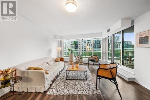 419 - 215 Fort York Boulevard, Toronto (Waterfront Communities), ON - Indoor Photo Showing Living Room