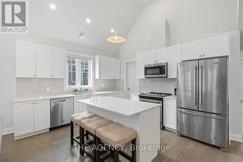 39 - 2054 Peninsula Road, Muskoka Lakes, ON - Indoor Photo Showing Kitchen With Upgraded Kitchen