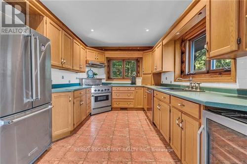 8281 Chippewa Road E, Hamilton, ON - Indoor Photo Showing Kitchen