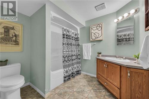 8281 Chippewa Road E, Hamilton, ON - Indoor Photo Showing Bathroom