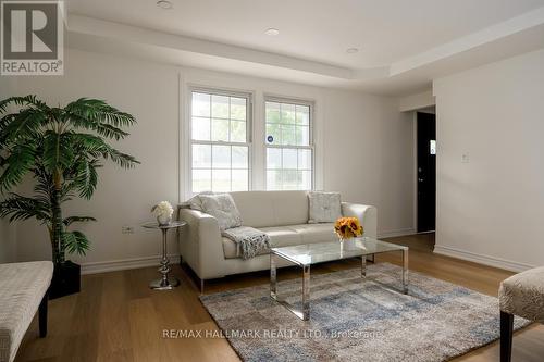 5 Merritt Road, Toronto (O'Connor-Parkview), ON - Indoor Photo Showing Living Room