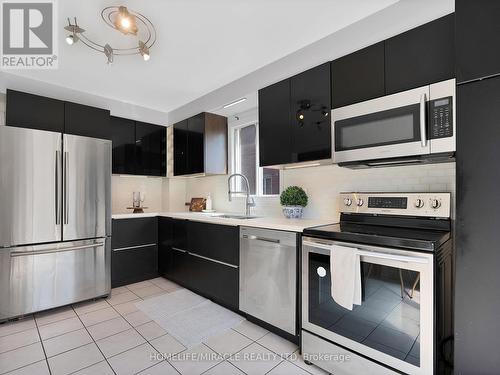 12 Shenstone Avenue, Brampton, ON - Indoor Photo Showing Kitchen With Upgraded Kitchen