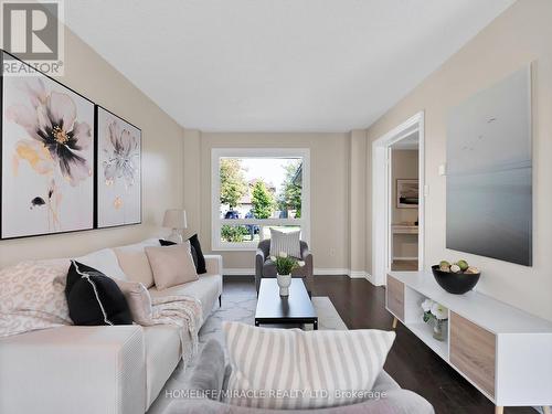 12 Shenstone Avenue, Brampton, ON - Indoor Photo Showing Living Room