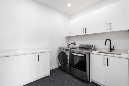 16 Wilson Avenue, West St Paul, MB - Indoor Photo Showing Laundry Room