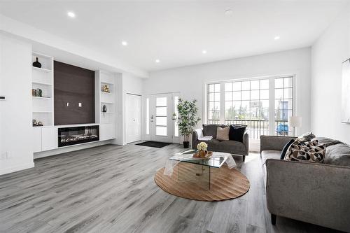 16 Wilson Avenue, West St Paul, MB - Indoor Photo Showing Living Room