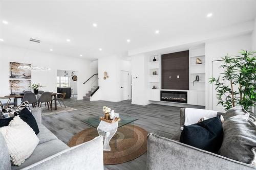 16 Wilson Avenue, West St Paul, MB - Indoor Photo Showing Living Room