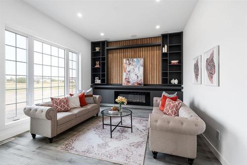 16 Wilson Avenue, West St Paul, MB - Indoor Photo Showing Living Room