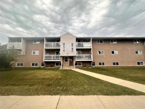 C2 1440 20Th Street, Brandon, MB - Outdoor