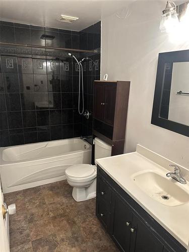 C2 1440 20Th Street, Brandon, MB - Indoor Photo Showing Bathroom