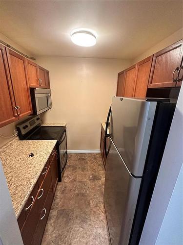 C2 1440 20Th Street, Brandon, MB - Indoor Photo Showing Kitchen