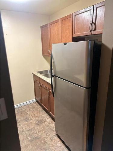 C2 1440 20Th Street, Brandon, MB - Indoor Photo Showing Kitchen With Double Sink