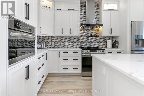 18 Swan Lane, Tay, ON - Indoor Photo Showing Kitchen With Upgraded Kitchen