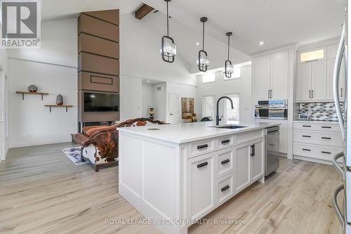 18 Swan Lane, Tay, ON - Indoor Photo Showing Kitchen With Upgraded Kitchen