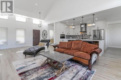 18 Swan Lane, Tay, ON - Indoor Photo Showing Living Room