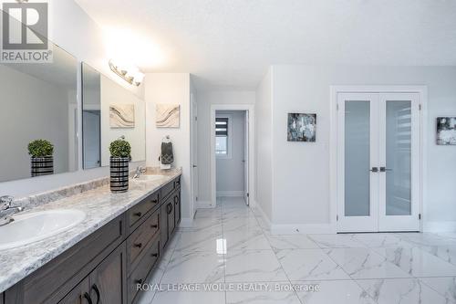 920 River Ridge Court, Waterloo, ON - Indoor Photo Showing Bathroom