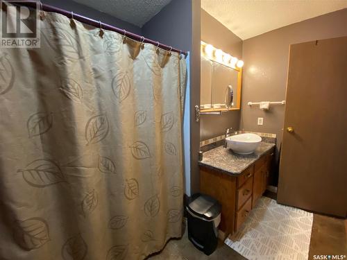 139 Stewart Crescent, Kindersley, SK - Indoor Photo Showing Bathroom