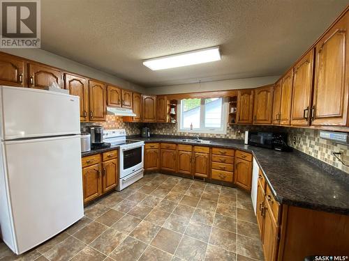 139 Stewart Crescent, Kindersley, SK - Indoor Photo Showing Kitchen With Double Sink