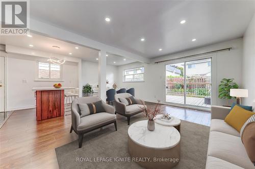 1565 Jaywin Circle, Pickering, ON - Indoor Photo Showing Living Room