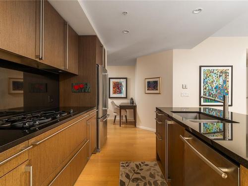 310-100 Saghalie Rd, Victoria, BC - Indoor Photo Showing Kitchen