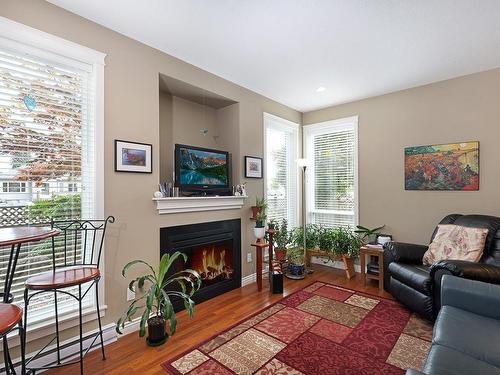 535 Harmston Ave, Courtenay, BC - Indoor Photo Showing Living Room With Fireplace