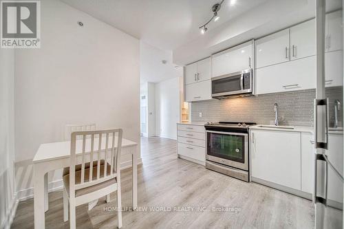 319 - 128 Fairview Mall Drive, Toronto (Don Valley Village), ON - Indoor Photo Showing Kitchen With Upgraded Kitchen