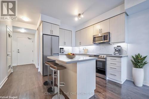 1810 - 75 Oneida Crescent, Richmond Hill, ON - Indoor Photo Showing Kitchen With Upgraded Kitchen