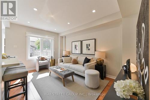 71 Silverdart Crescent, Richmond Hill, ON - Indoor Photo Showing Living Room